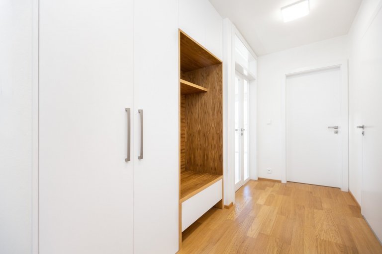 Malé byty obvykle bojují s nedostatkem&nbsp;úložných prostor. Naše řešení spočívá v důmyslném systému skříní na míru, který se opírá o&nbsp;potřeby zákazníka.…