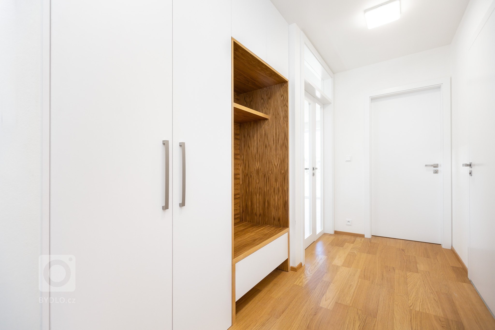 Malé byty obvykle bojují s nedostatkem&nbsp;úložných prostor. Naše řešení spočívá v důmyslném systému skříní na míru, který se opírá o&nbsp;potřeby zákazníka.…