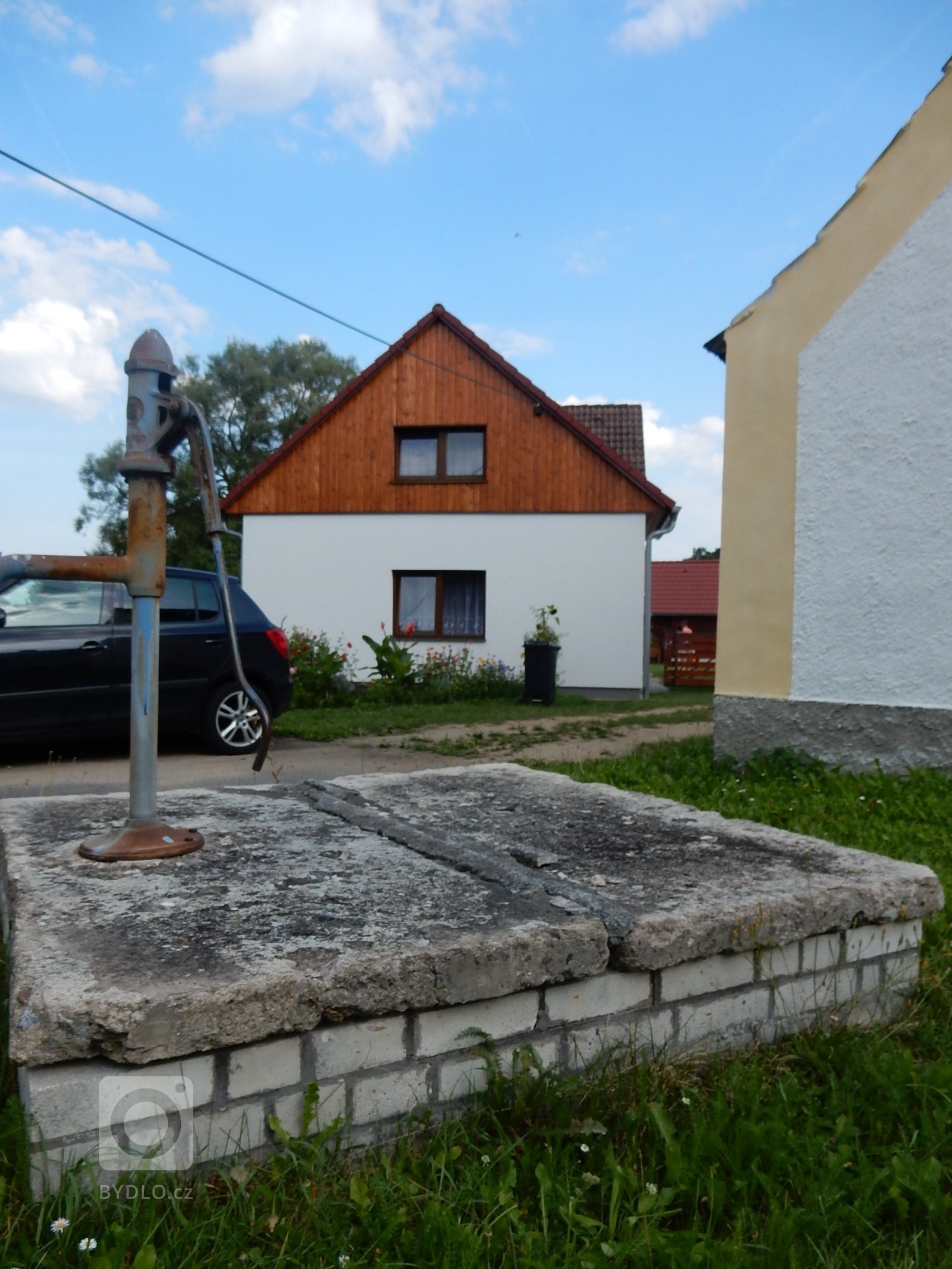 Stavební úpravy rodinného domu u Písku zahrnovaly v prvé řadě návrh v podobě architektonické studie, projektu, demoliční práce následované samotnou výstavbou.…