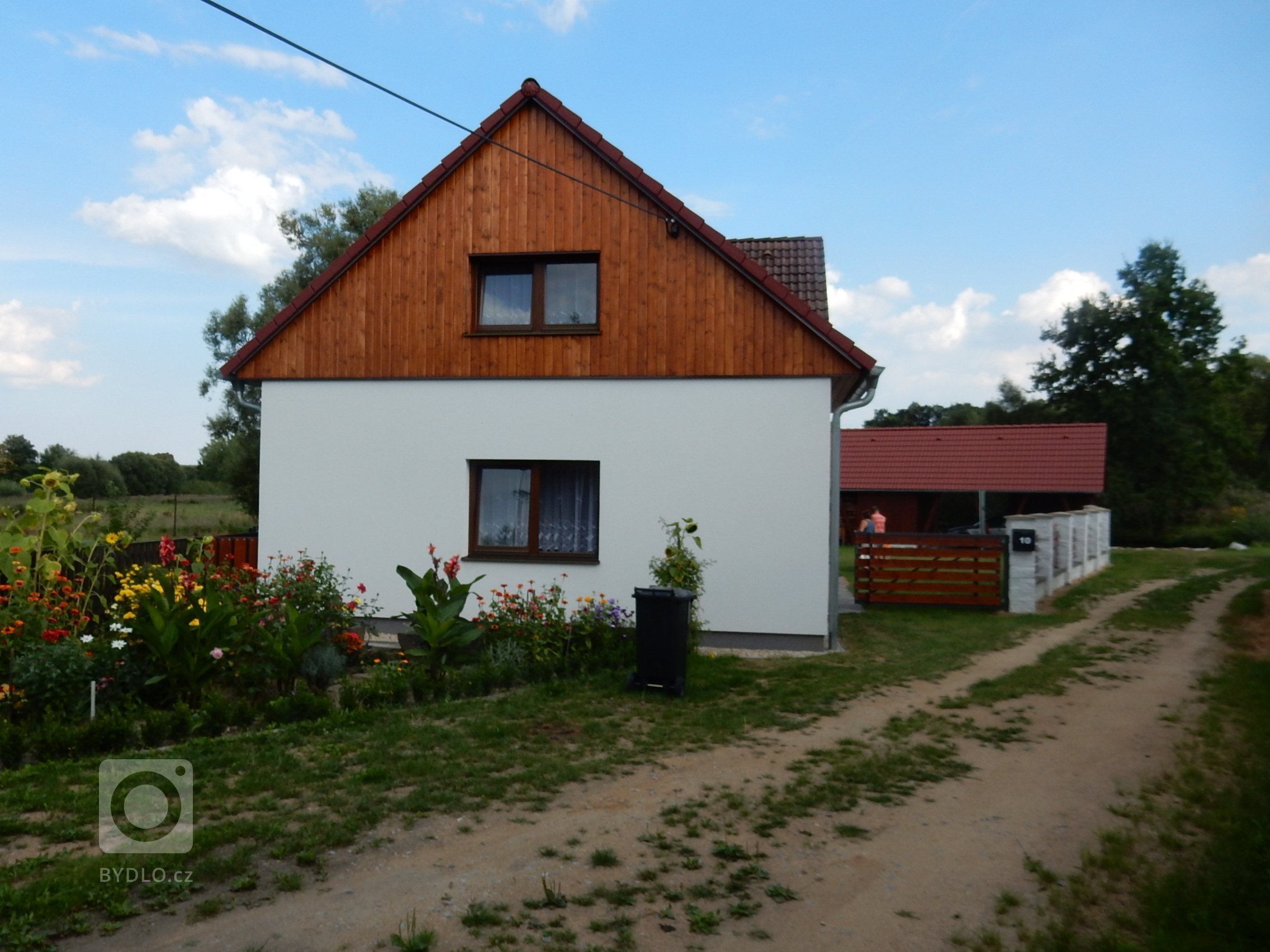Stavební úpravy rodinného domu u Písku zahrnovaly v prvé řadě návrh v podobě architektonické studie, projektu, demoliční práce následované samotnou výstavbou.…