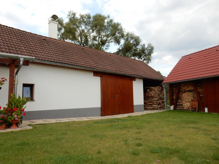 Stavební úpravy rodinného domu u Písku zahrnovaly v prvé řadě návrh v podobě architektonické studie, projektu, demoliční práce následované samotnou výstavbou.…