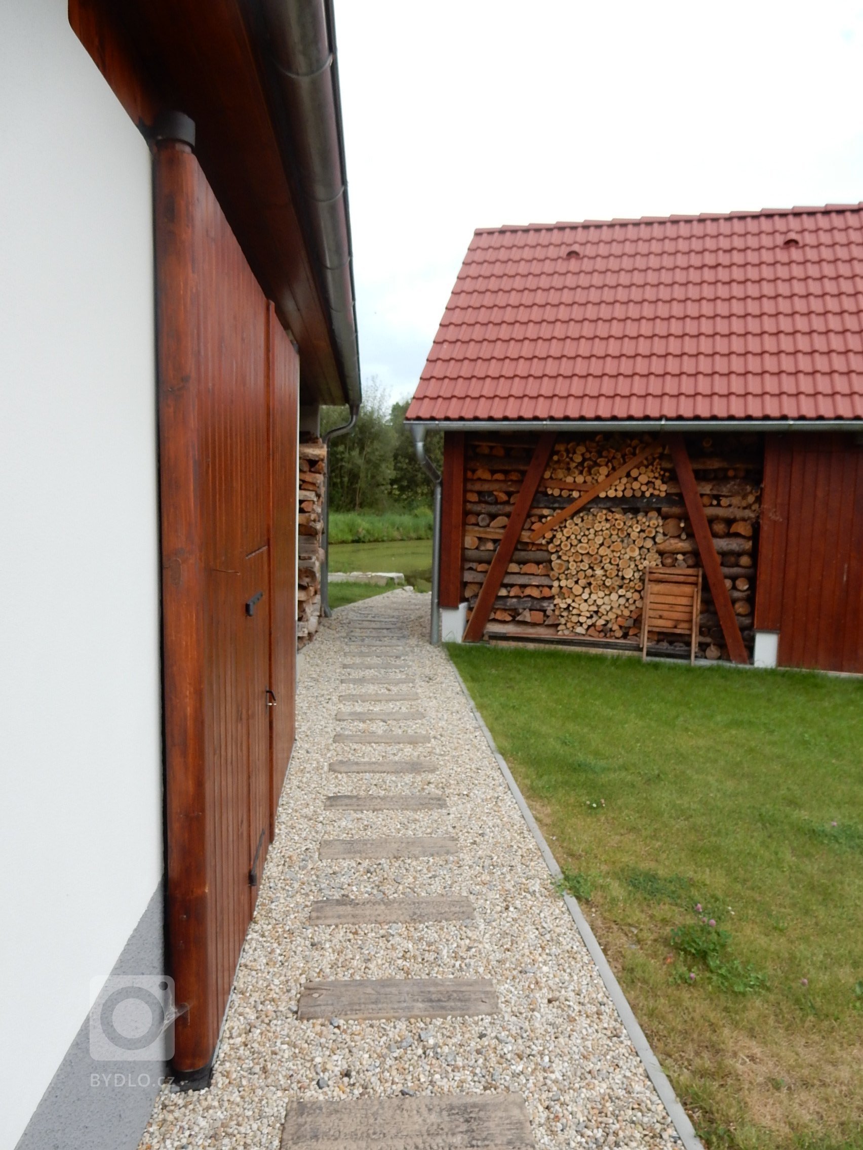 Stavební úpravy rodinného domu u Písku zahrnovaly v prvé řadě návrh v podobě architektonické studie, projektu, demoliční práce následované samotnou výstavbou.…
