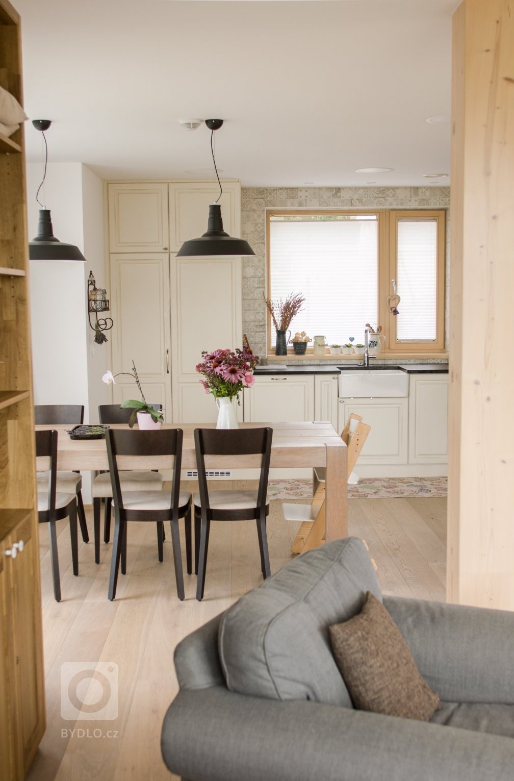 Hlavním požadavkem byl moderní dům, který reaguje na venkovský způsob života. Klíčovou roli sehrál požadavek, aby co nejvíce využil svažitosti terénu a…