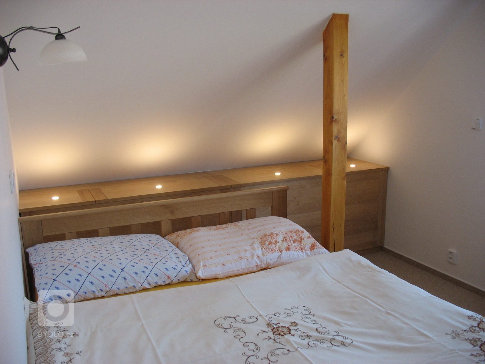 Stavební úpravy rodinného domu u Písku zahrnovaly v prvé řadě návrh v podobě architektonické studie, projektu, demoliční práce následované samotnou výstavbou.…