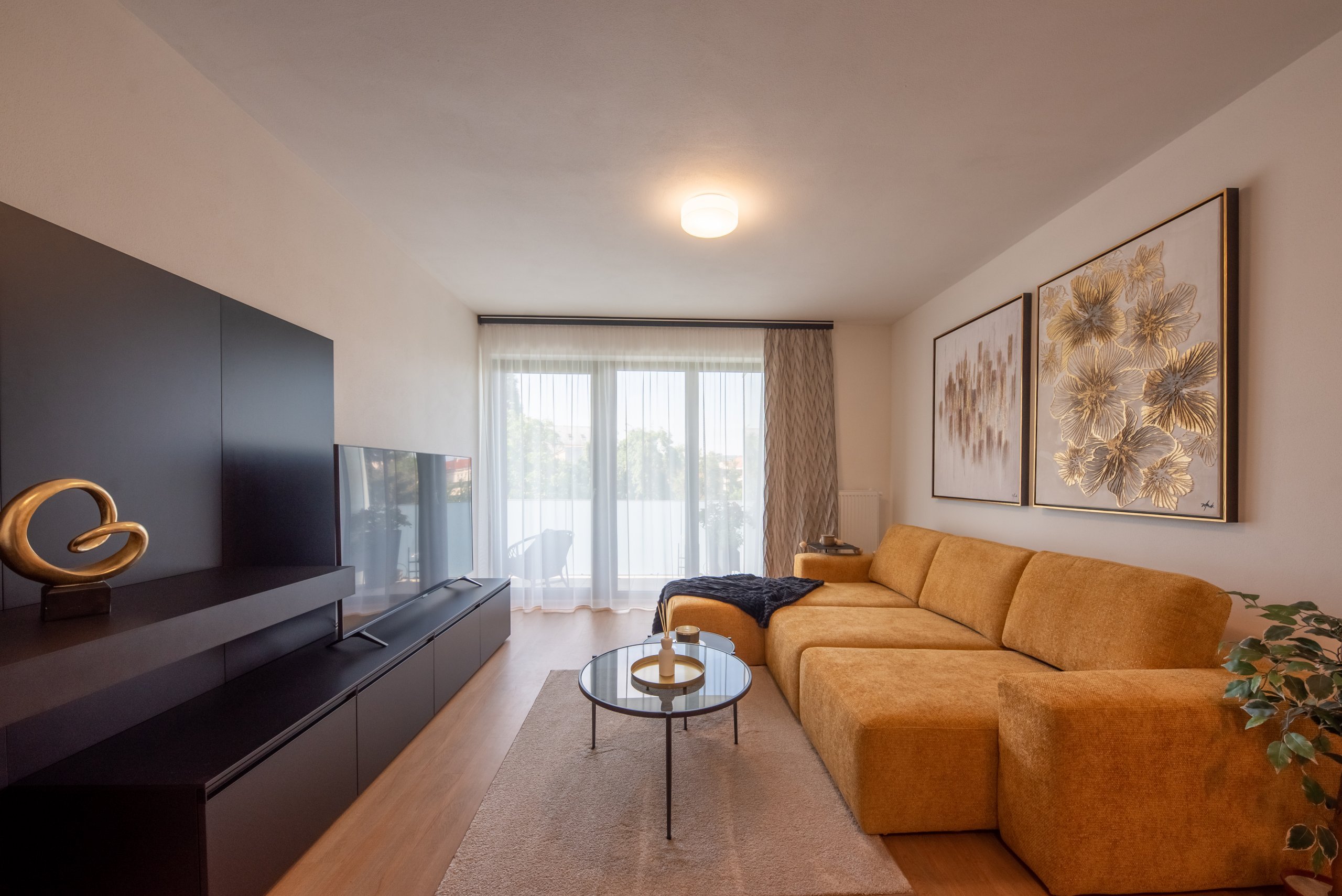 Realizace moderního obývacího pokoje a ložnice v glamour stylu.
Sedací souprava je z kolekce MONO s výsuvnými sedáky, obývací stěna je v černém matném…