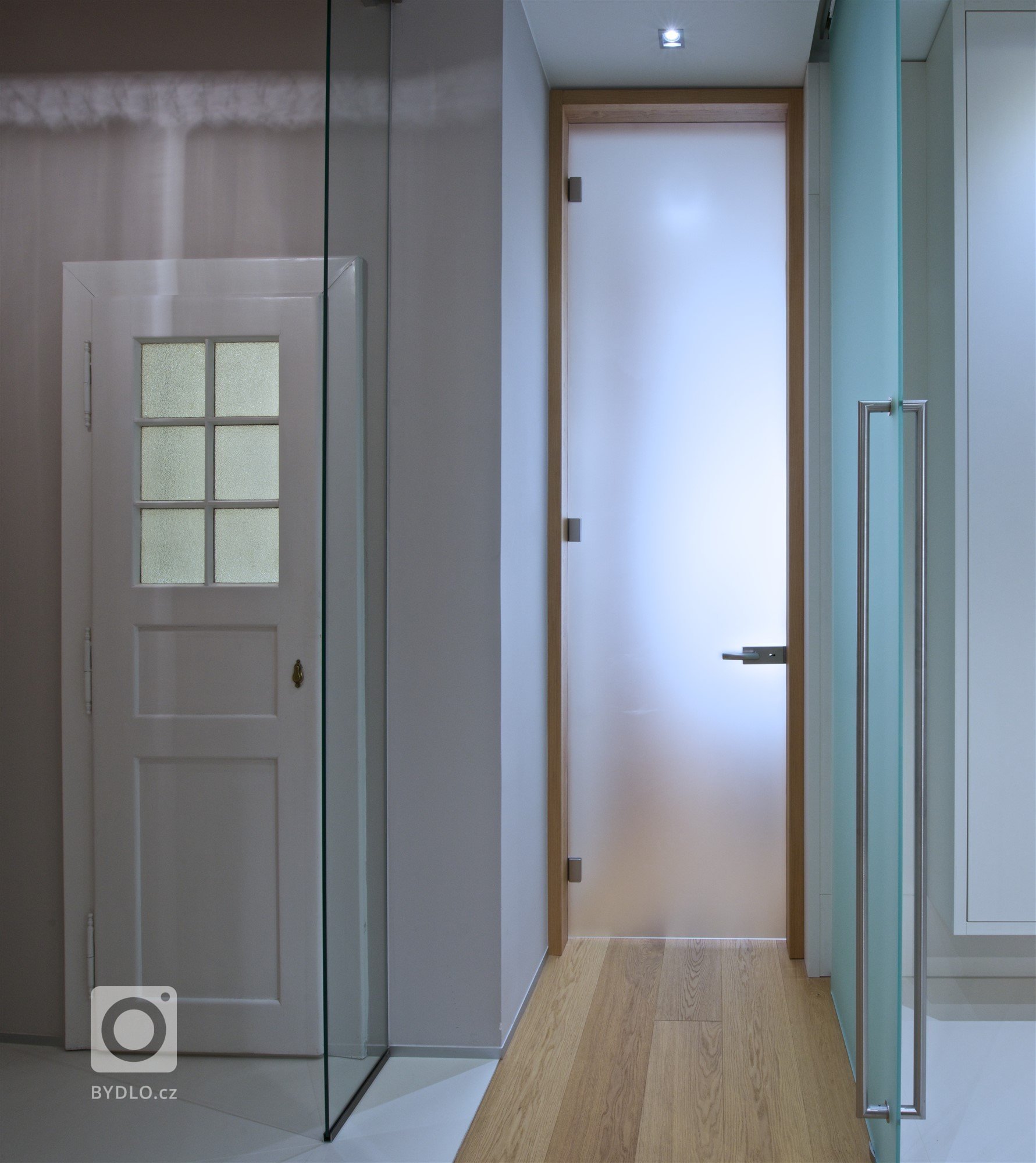 Náš dlouholetý klient koupil malý byt v prvorepublikovém domě v hlavním městě. Respektive se jedná o úzký dlouhý trakt, který působil spíše depresivně. Výhodou…