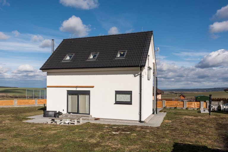 Rodinný dům &quot;U Hrdličků&quot;


Dispozice: 3+kk
Zastavěná plocha (m2): 57
&nbsp;

domek s podkrovím
možno upravit na 4+kk
1x koupelna
2x toaleta…