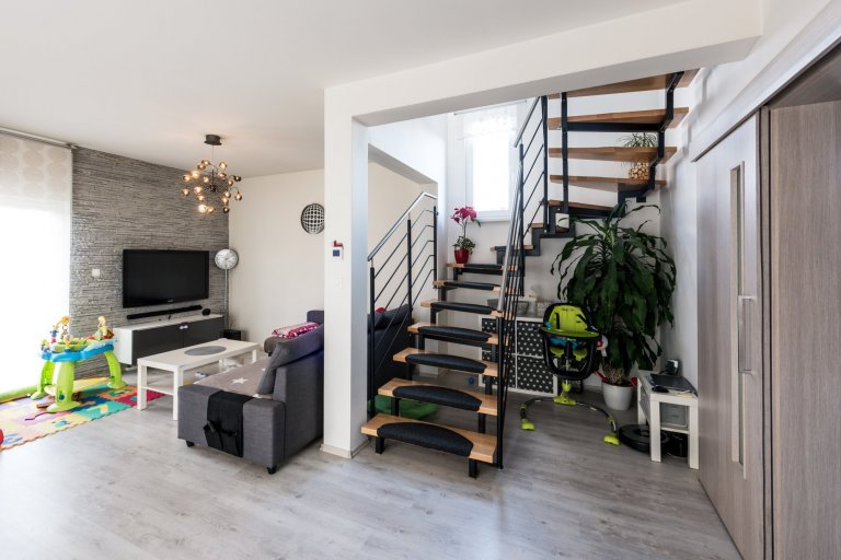 Rodinný dům &quot;U Hrdličků&quot;


Dispozice: 3+kk
Zastavěná plocha (m2): 57
&nbsp;

domek s podkrovím
možno upravit na 4+kk
1x koupelna
2x toaleta…