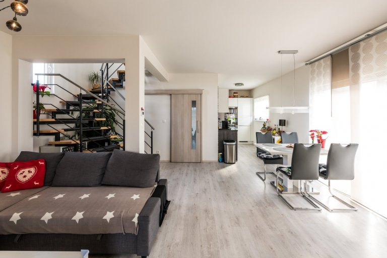 Rodinný dům &quot;U Hrdličků&quot;


Dispozice: 3+kk
Zastavěná plocha (m2): 57
&nbsp;

domek s podkrovím
možno upravit na 4+kk
1x koupelna
2x toaleta…