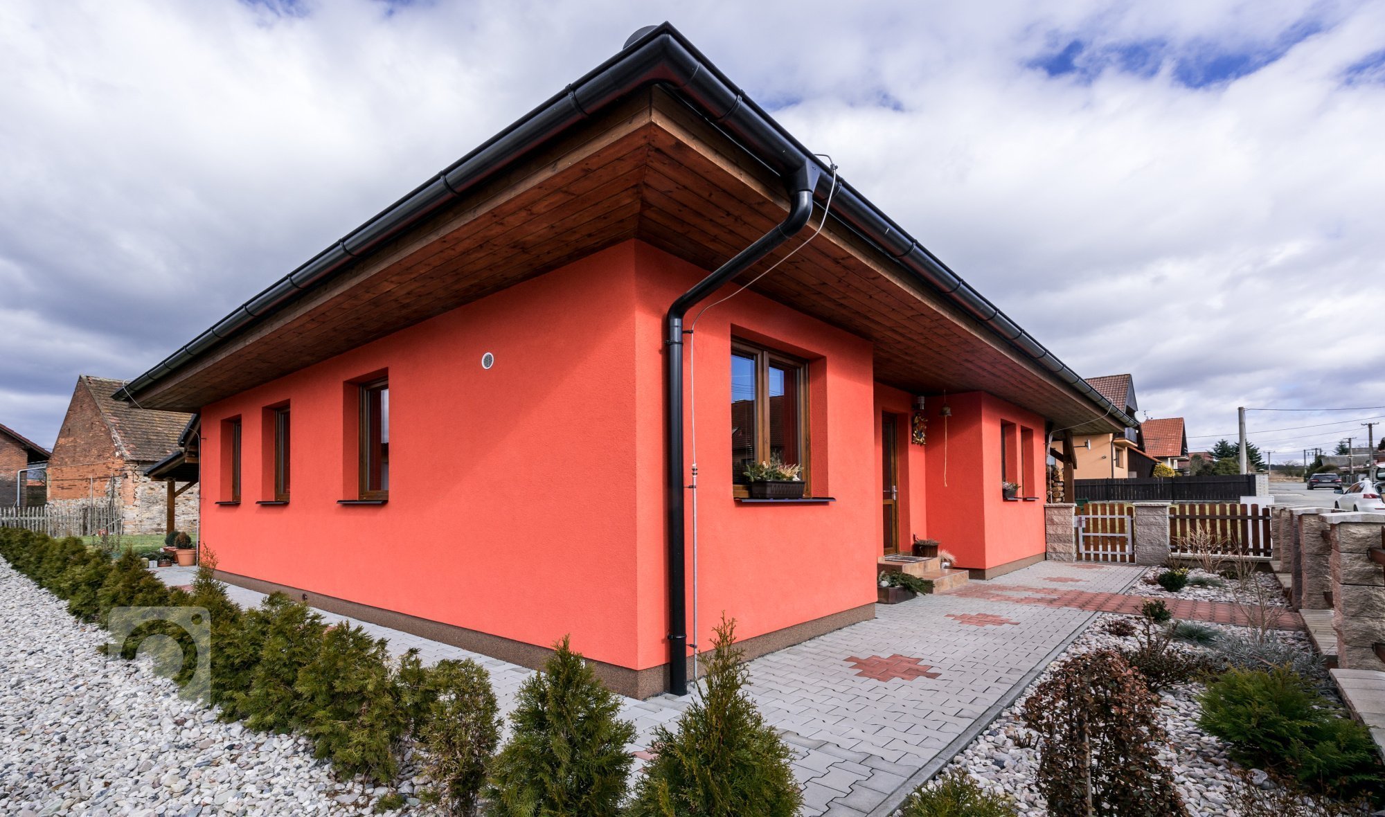 Rodinný dům &quot;U Mošnů&quot;

dispozice: 3+kk
Zastavěná plocha (m2): 80

bungalov:
1x koupelna
1x toaleta
zastřešené stání pro auta
