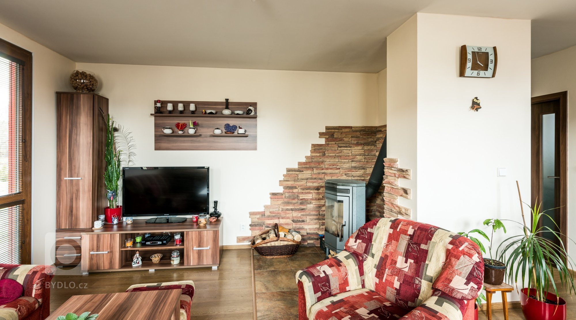 Rodinný dům &quot;U Mošnů&quot;

dispozice: 3+kk
Zastavěná plocha (m2): 80

bungalov:
1x koupelna
1x toaleta
zastřešené stání pro auta
