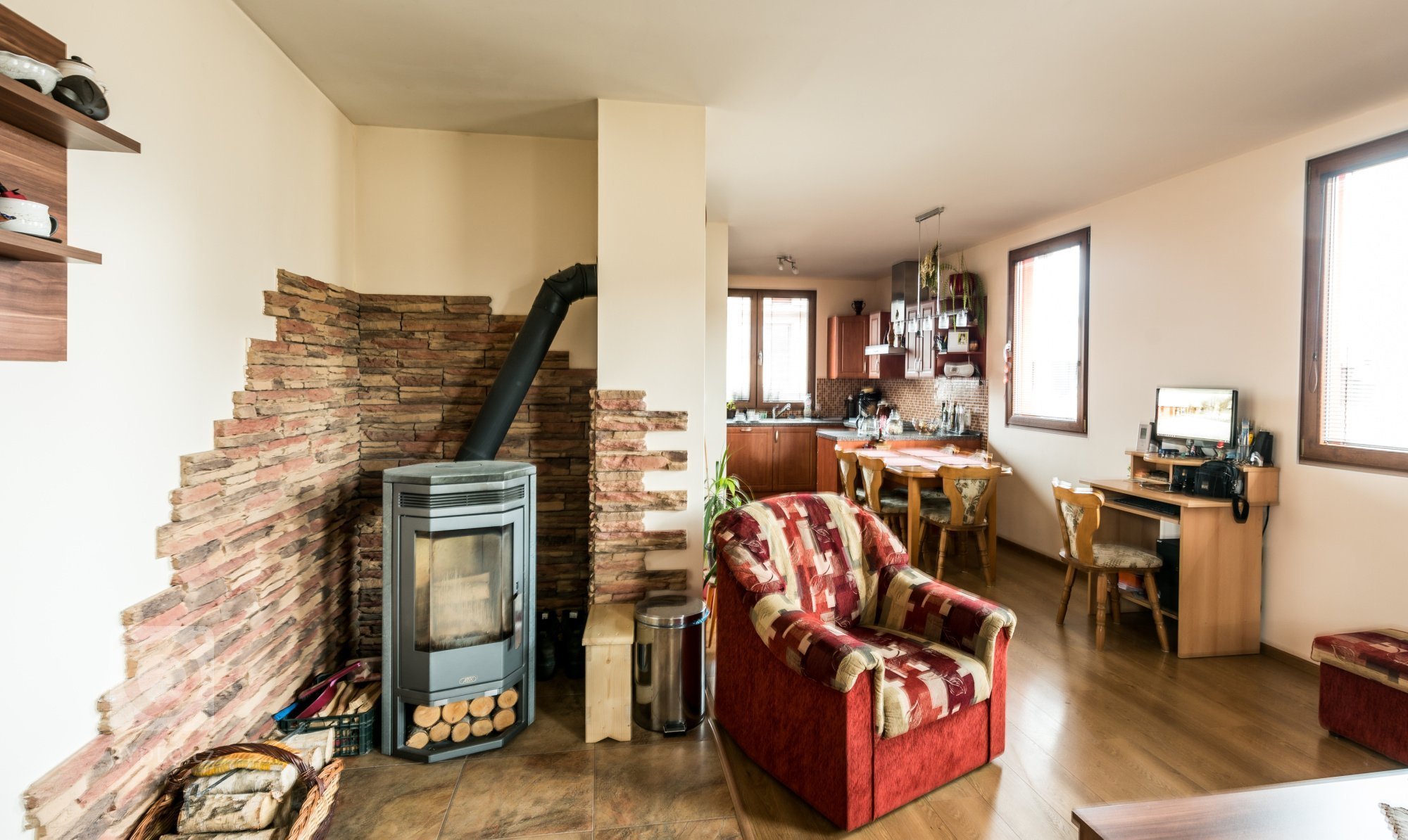 Rodinný dům &quot;U Mošnů&quot;

dispozice: 3+kk
Zastavěná plocha (m2): 80

bungalov:
1x koupelna
1x toaleta
zastřešené stání pro auta
