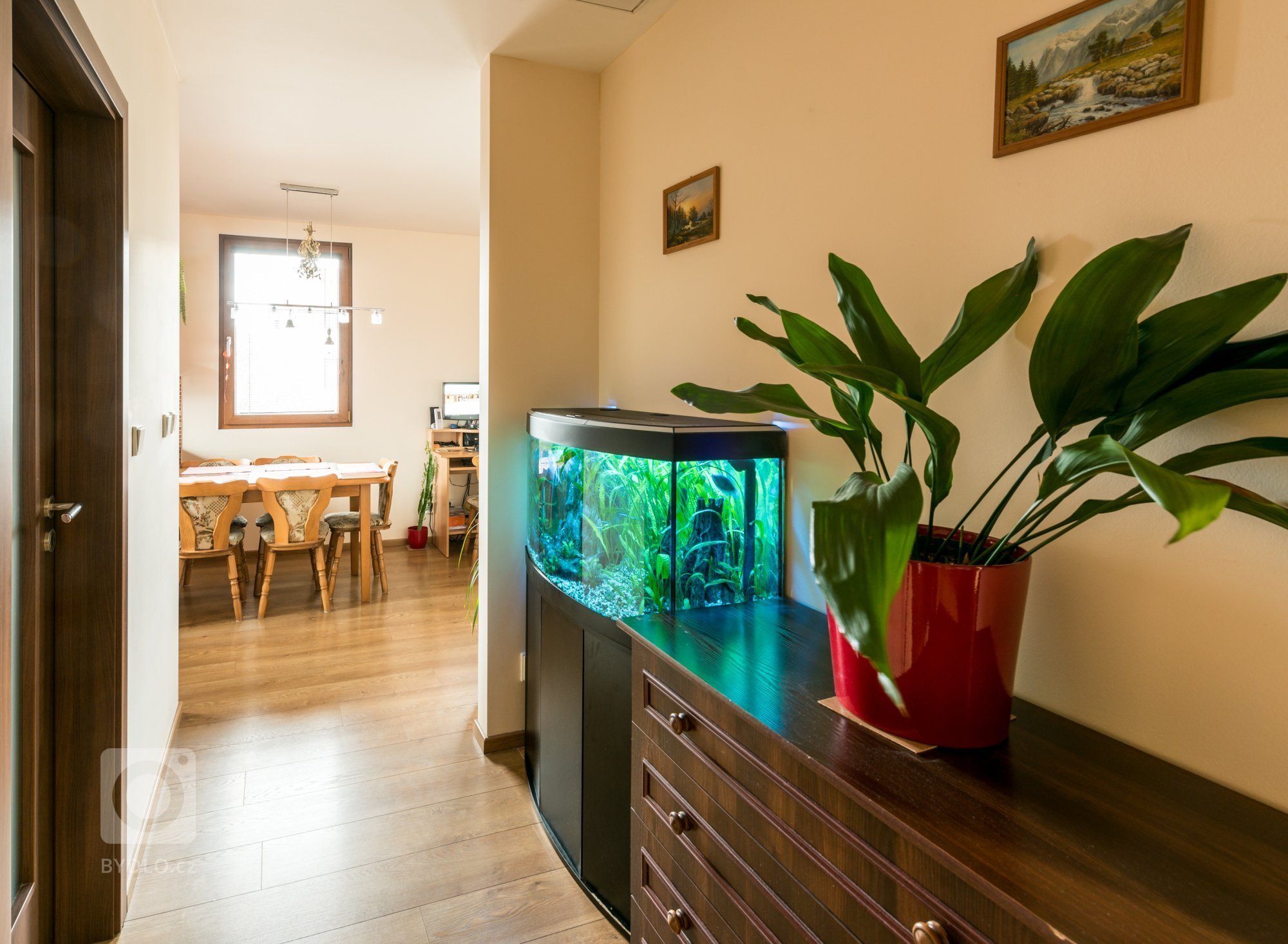 Rodinný dům &quot;U Mošnů&quot;

dispozice: 3+kk
Zastavěná plocha (m2): 80

bungalov:
1x koupelna
1x toaleta
zastřešené stání pro auta
