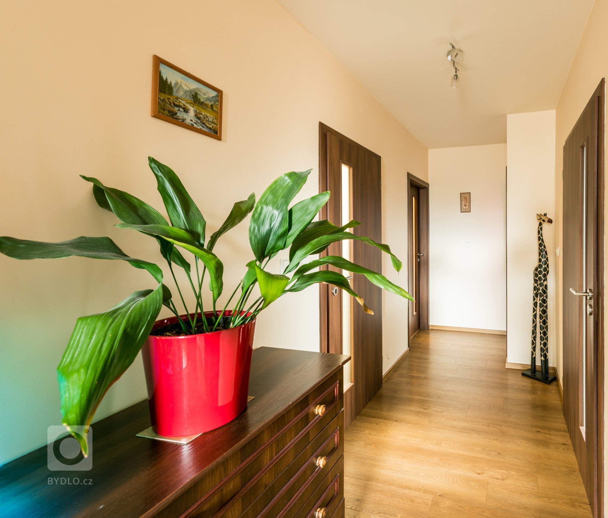 Rodinný dům &quot;U Mošnů&quot;

dispozice: 3+kk
Zastavěná plocha (m2): 80

bungalov:
1x koupelna
1x toaleta
zastřešené stání pro auta
