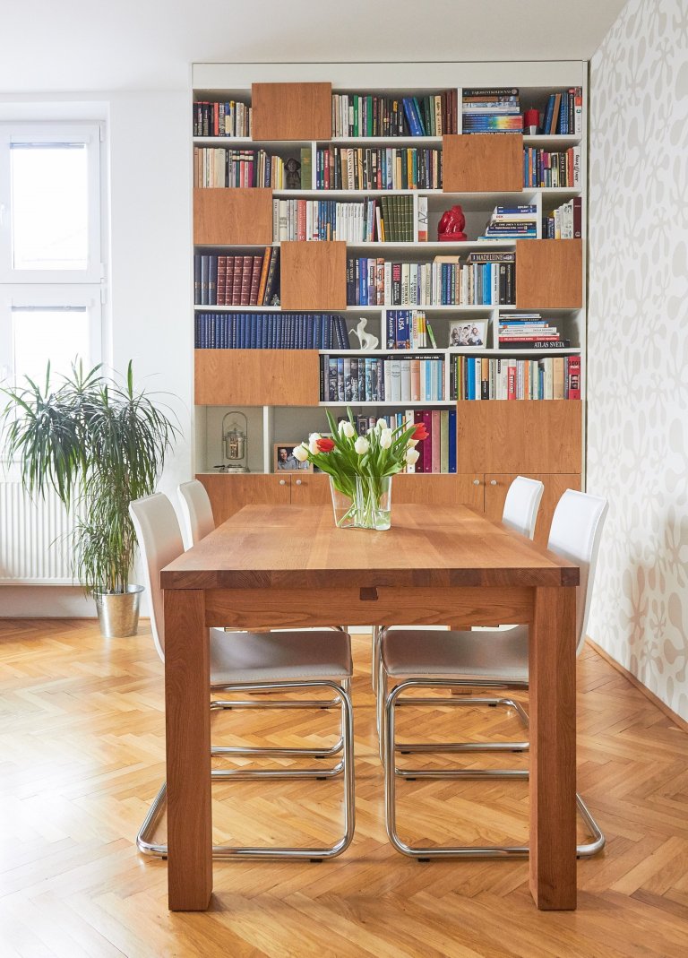 V celém bytě se objevují prvky retro stylu a kombinace nového se starým. Byly repasovány původní dubové parkety a dveře. Kuchyňská linka je tvořena v odstínu…