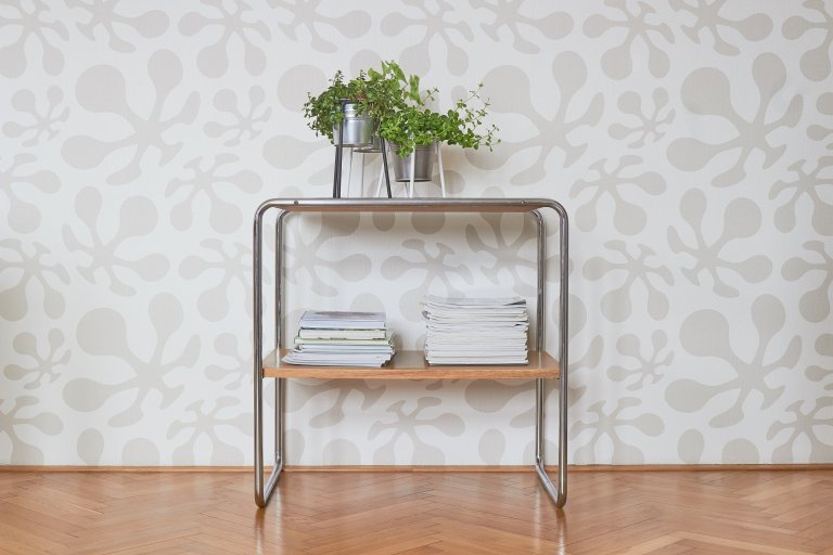 V celém bytě se objevují prvky retro stylu a kombinace nového se starým. Byly repasovány původní dubové parkety a dveře. Kuchyňská linka je tvořena v odstínu…