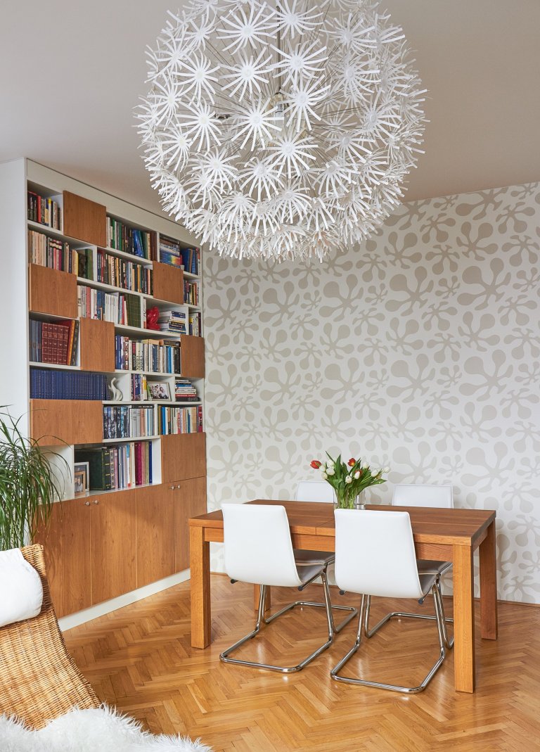 V celém bytě se objevují prvky retro stylu a kombinace nového se starým. Byly repasovány původní dubové parkety a dveře. Kuchyňská linka je tvořena v odstínu…