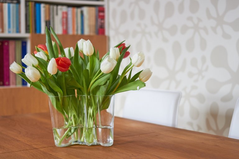 V celém bytě se objevují prvky retro stylu a kombinace nového se starým. Byly repasovány původní dubové parkety a dveře. Kuchyňská linka je tvořena v odstínu…