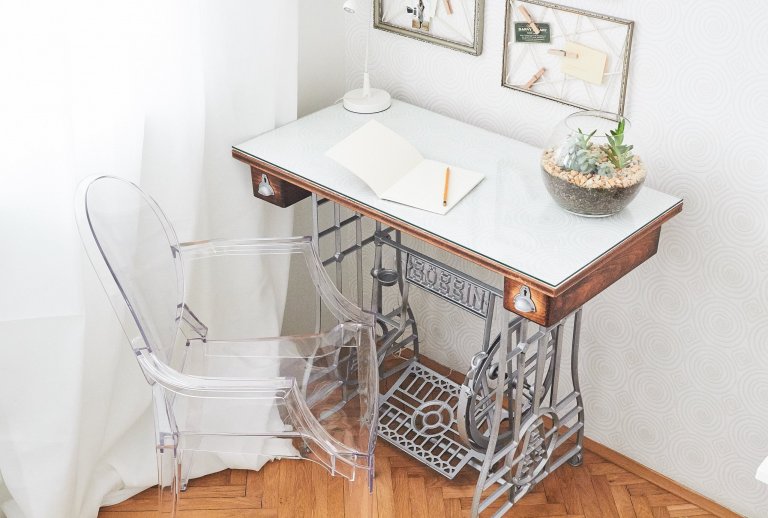 V celém bytě se objevují prvky retro stylu a kombinace nového se starým. Byly repasovány původní dubové parkety a dveře. Kuchyňská linka je tvořena v odstínu…