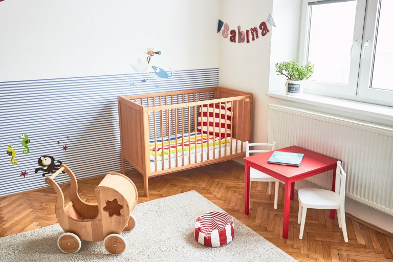 V celém bytě se objevují prvky retro stylu a kombinace nového se starým. Byly repasovány původní dubové parkety a dveře. Kuchyňská linka je tvořena v odstínu…