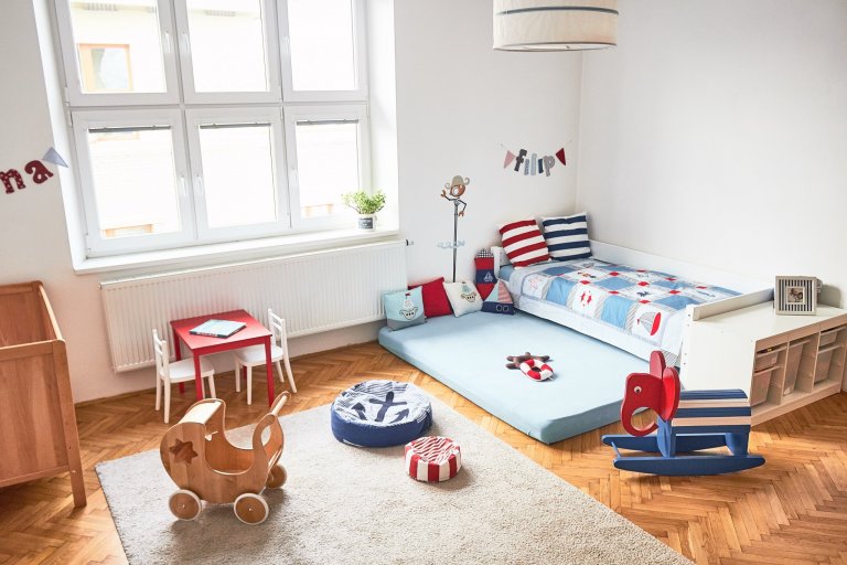 V celém bytě se objevují prvky retro stylu a kombinace nového se starým. Byly repasovány původní dubové parkety a dveře. Kuchyňská linka je tvořena v odstínu…