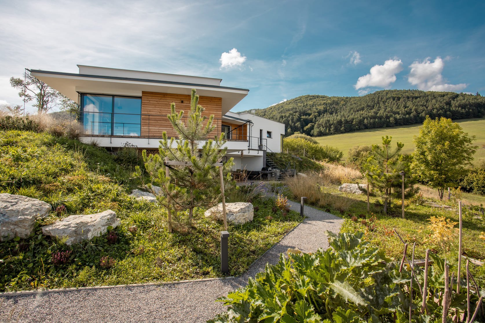 Atypický tvar domu na nepravidelném půdorysu je určen svažitým pozemkem