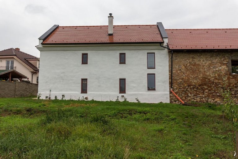 Namísto dřevostavby bydlí ve zrekonstruované sýpce