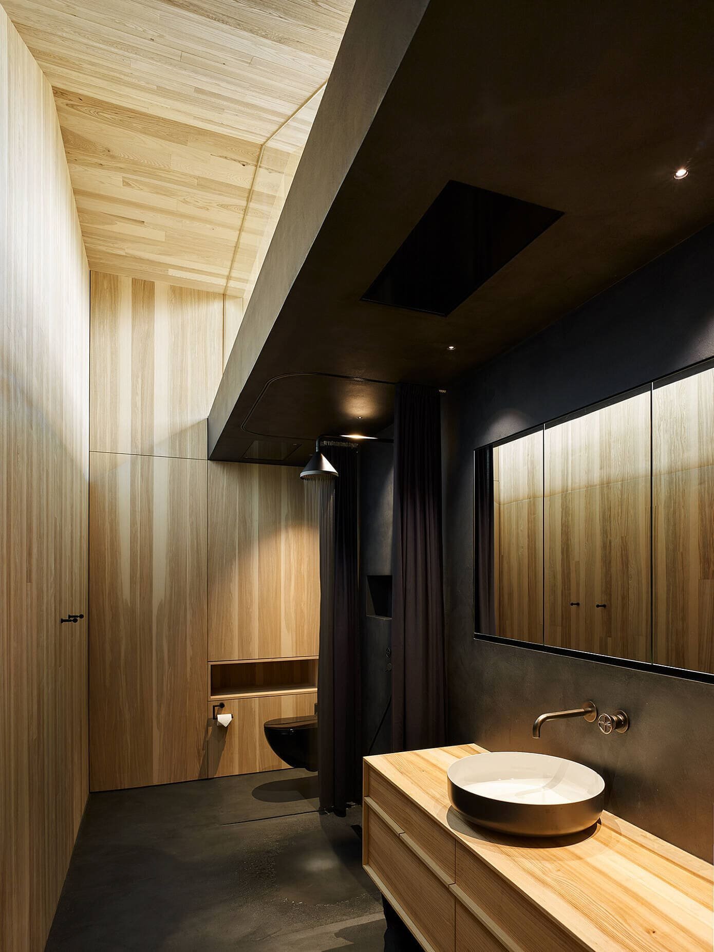 Černě oděný víkendový dům u lesa