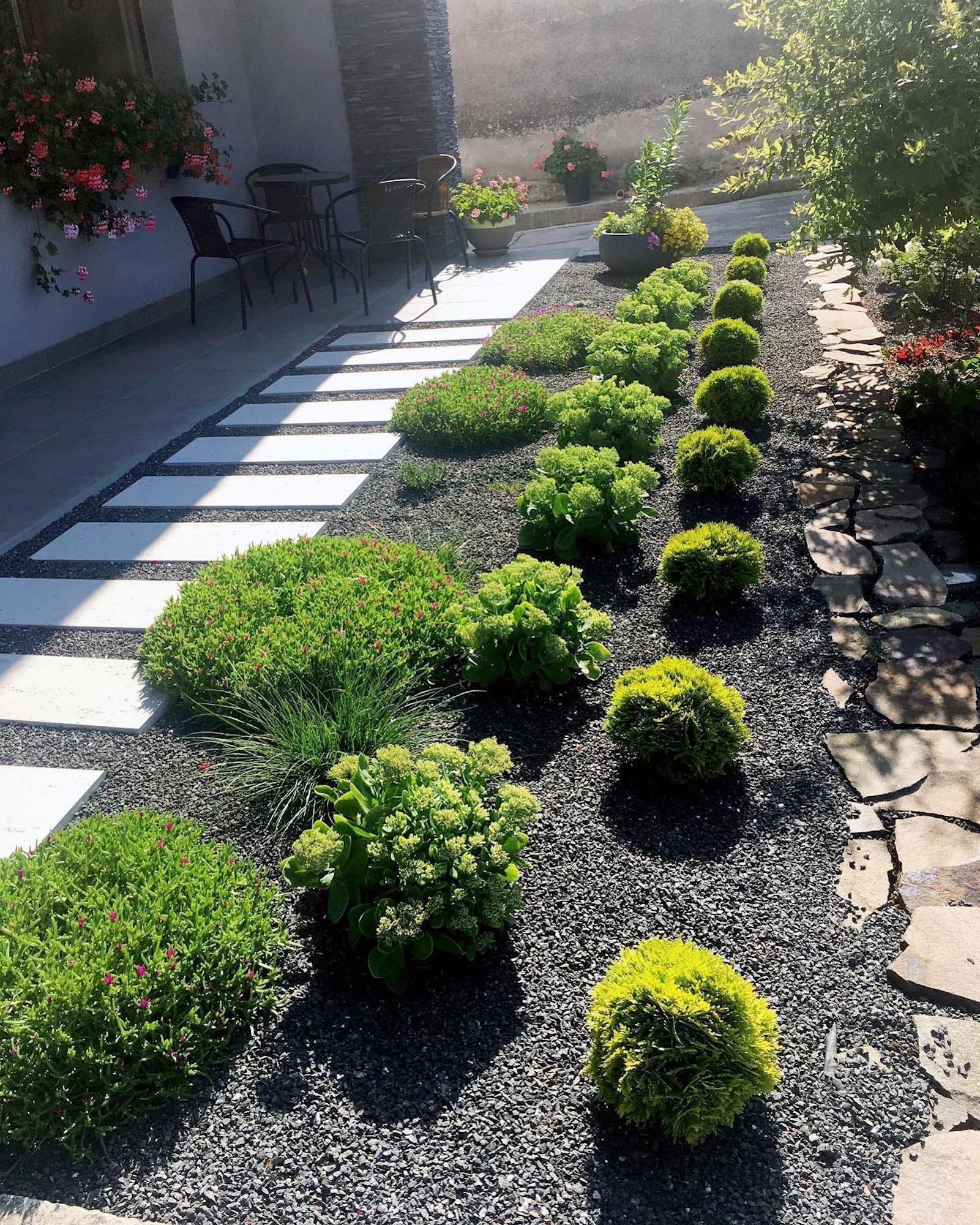 Cesty a chodníčky jako okrasný i funkční prvek zahrady