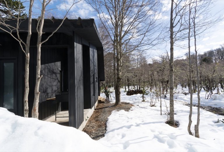 Chata uprostřed zasněženého lesa