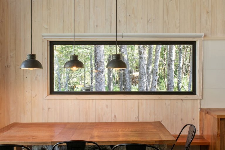 Chata uprostřed zasněženého lesa