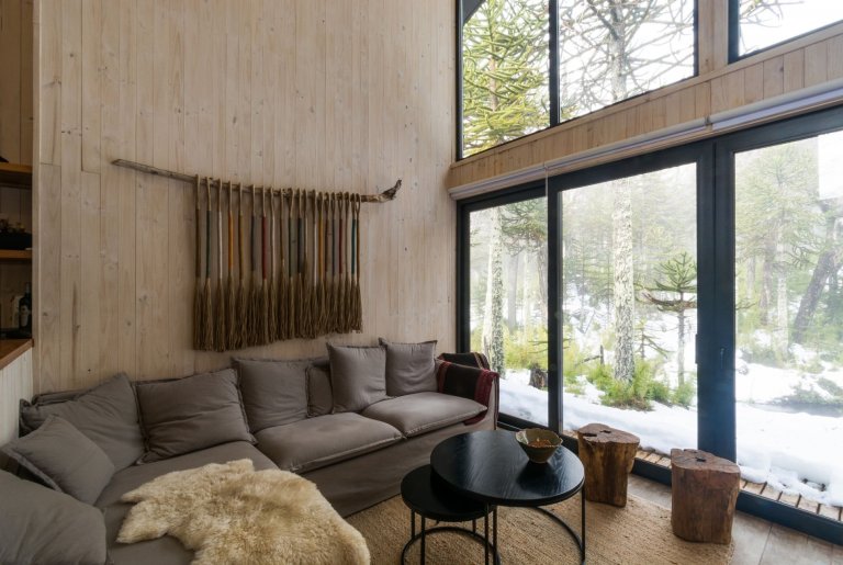 Chata uprostřed zasněženého lesa