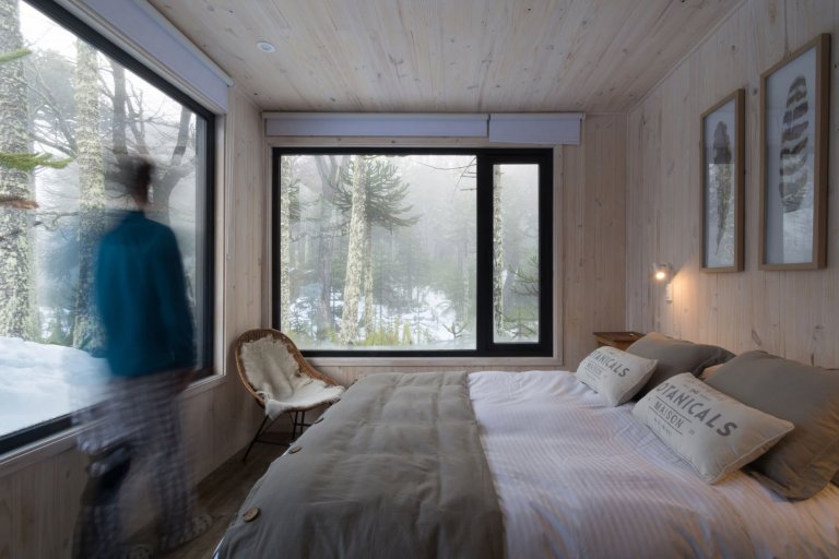 Chata uprostřed zasněženého lesa