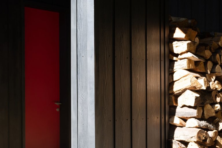 Chata uprostřed zasněženého lesa