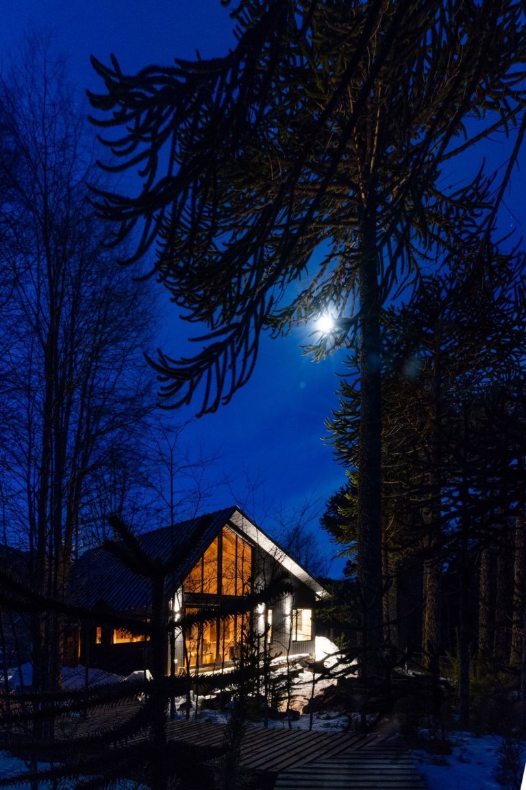 Chata uprostřed zasněženého lesa