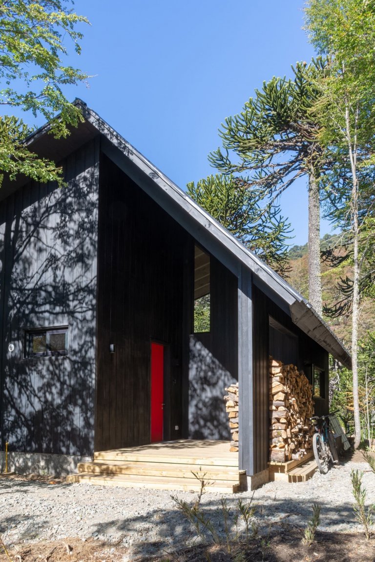 Chata uprostřed zasněženého lesa