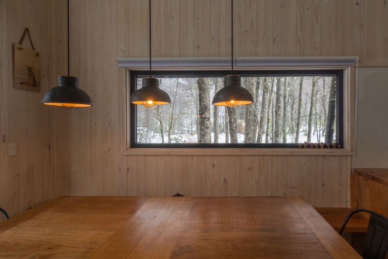 Chata uprostřed zasněženého lesa