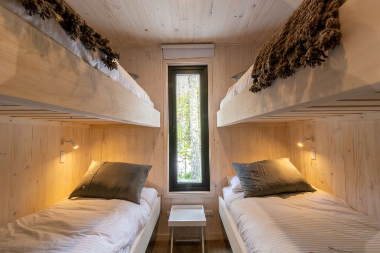 Chata uprostřed zasněženého lesa