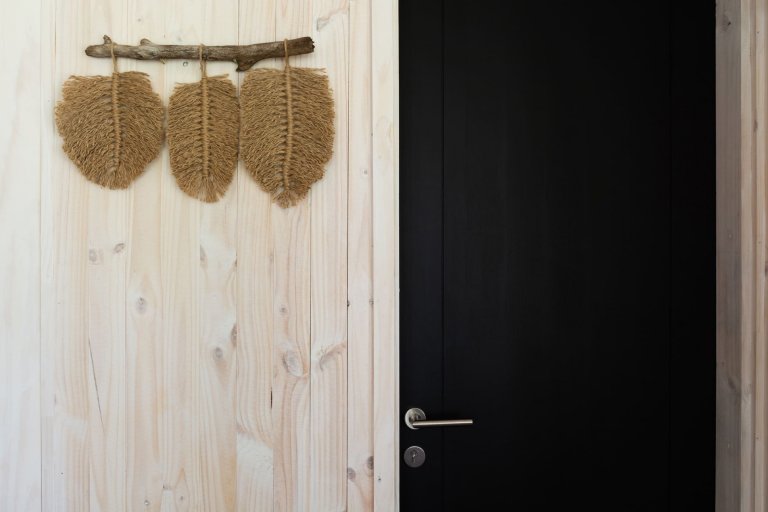 Chata uprostřed zasněženého lesa