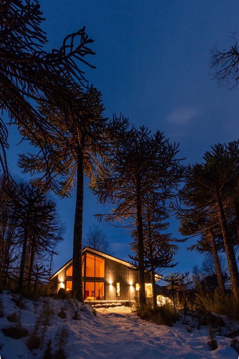 Chata uprostřed zasněženého lesa