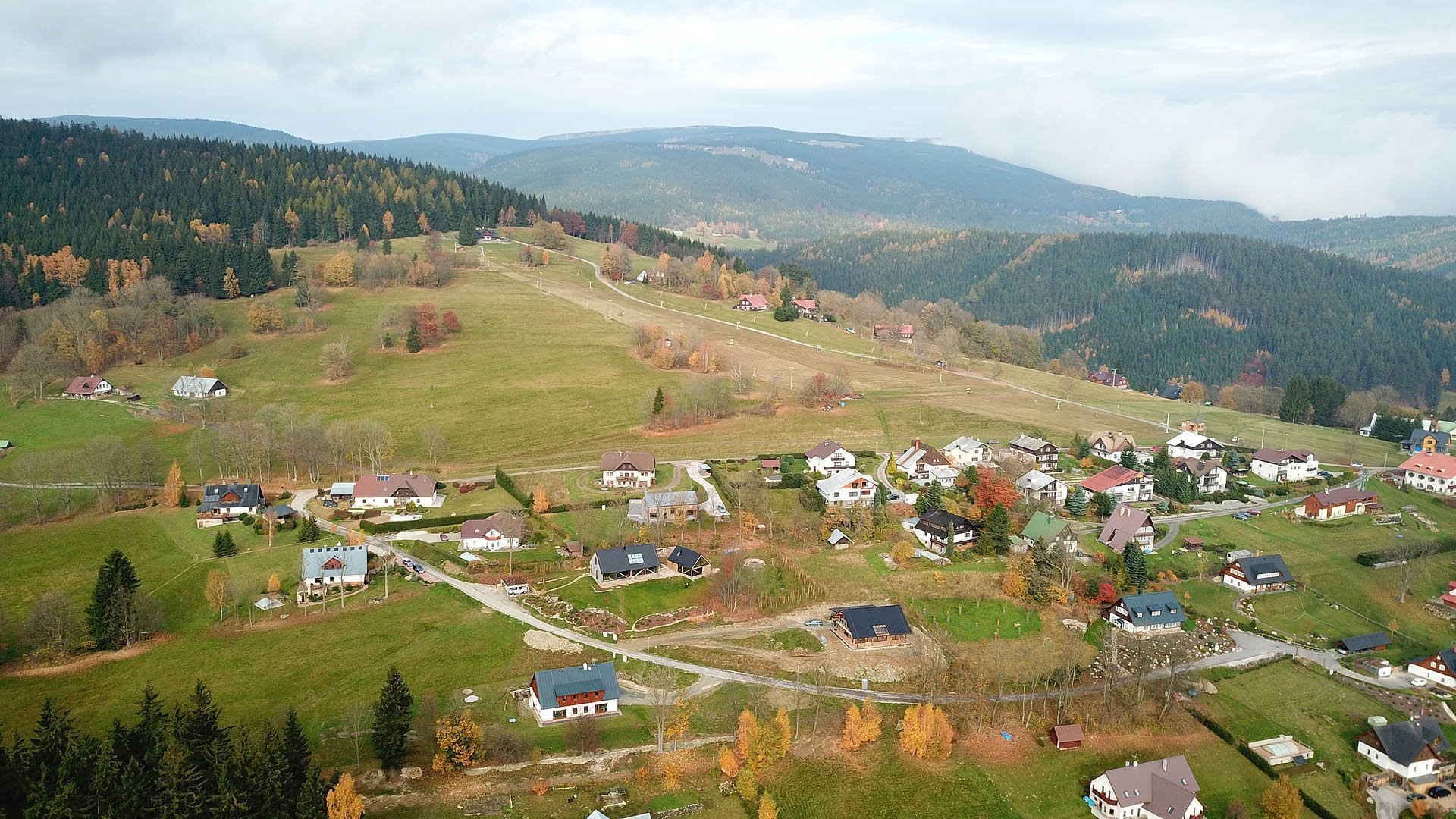 Dokonalý domov na horách spojující masivní dřevo, kámen a sklo