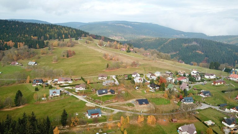 Dokonalý domov na horách spojující masivní dřevo, kámen a sklo