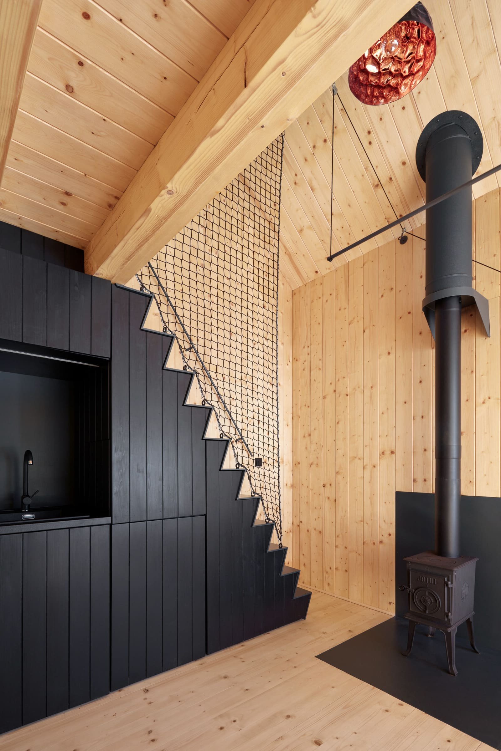 Dřevěná chata v Krkonoších obložená plechem