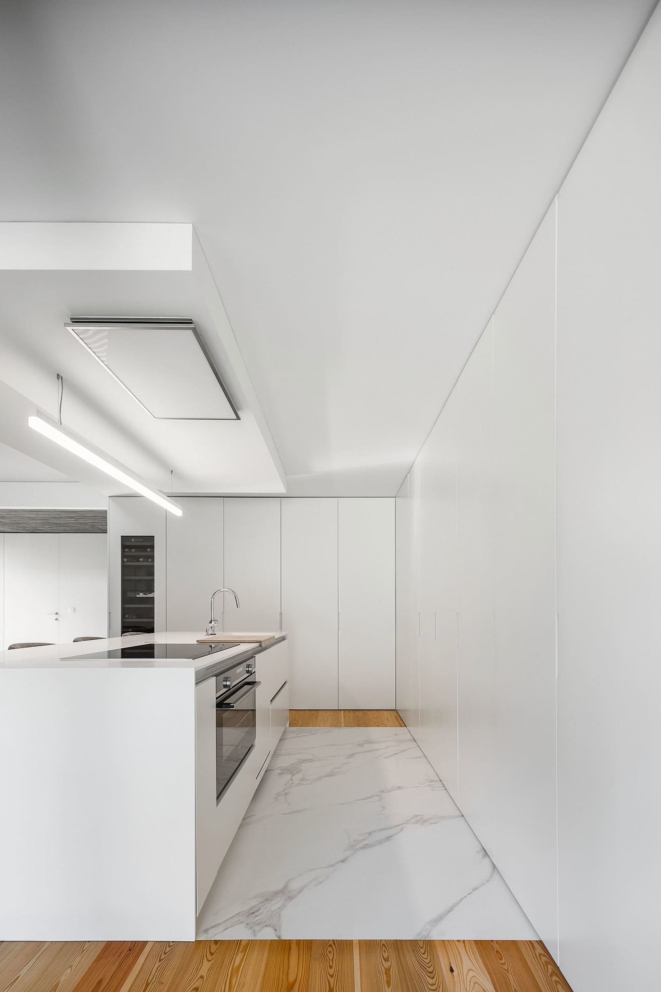 Dům s dřevěnou fasádou a geometrickými světlíky