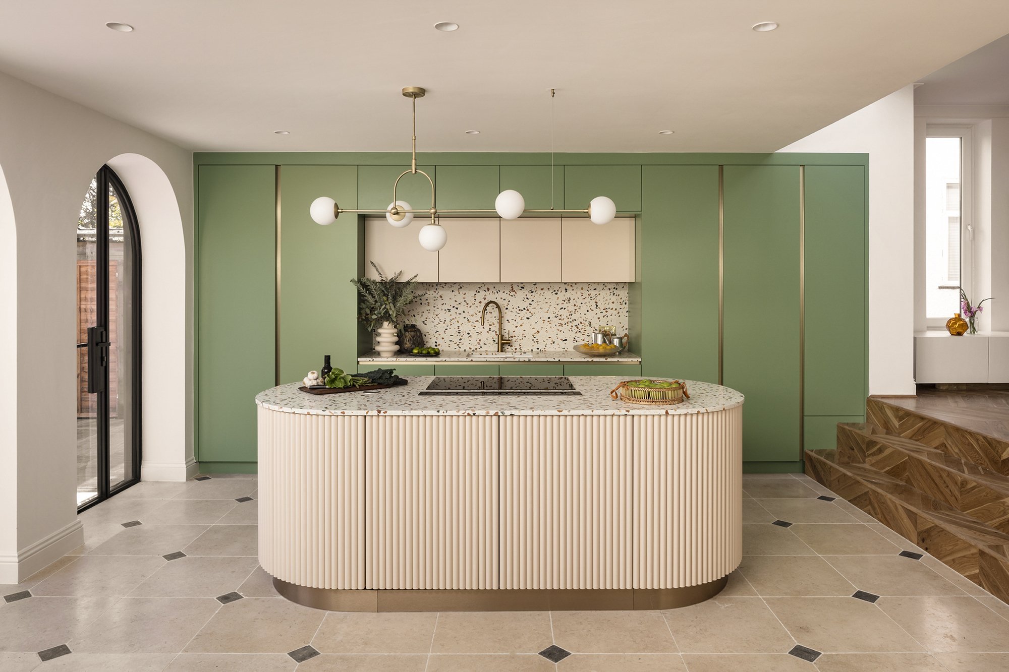 Dům s rozšířenou kuchyní s nádechem zelené