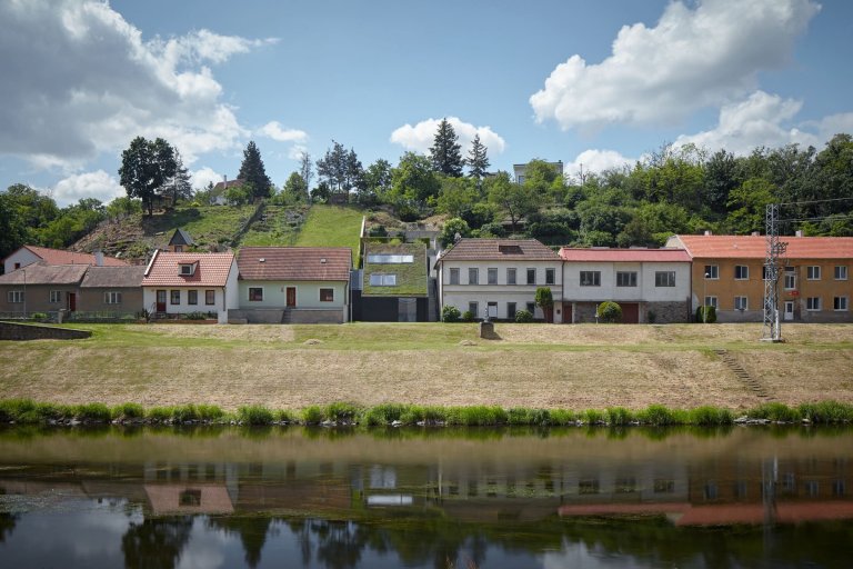 Dům se zelenou střechou v údolí řeky Dyje