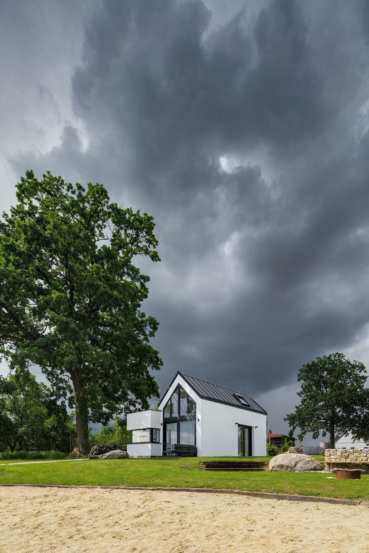 Dům u rybníka v malé obci na jihu Čech