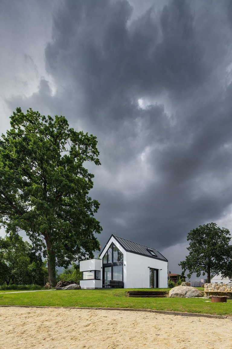 Dům u rybníka v malé obci na jihu Čech