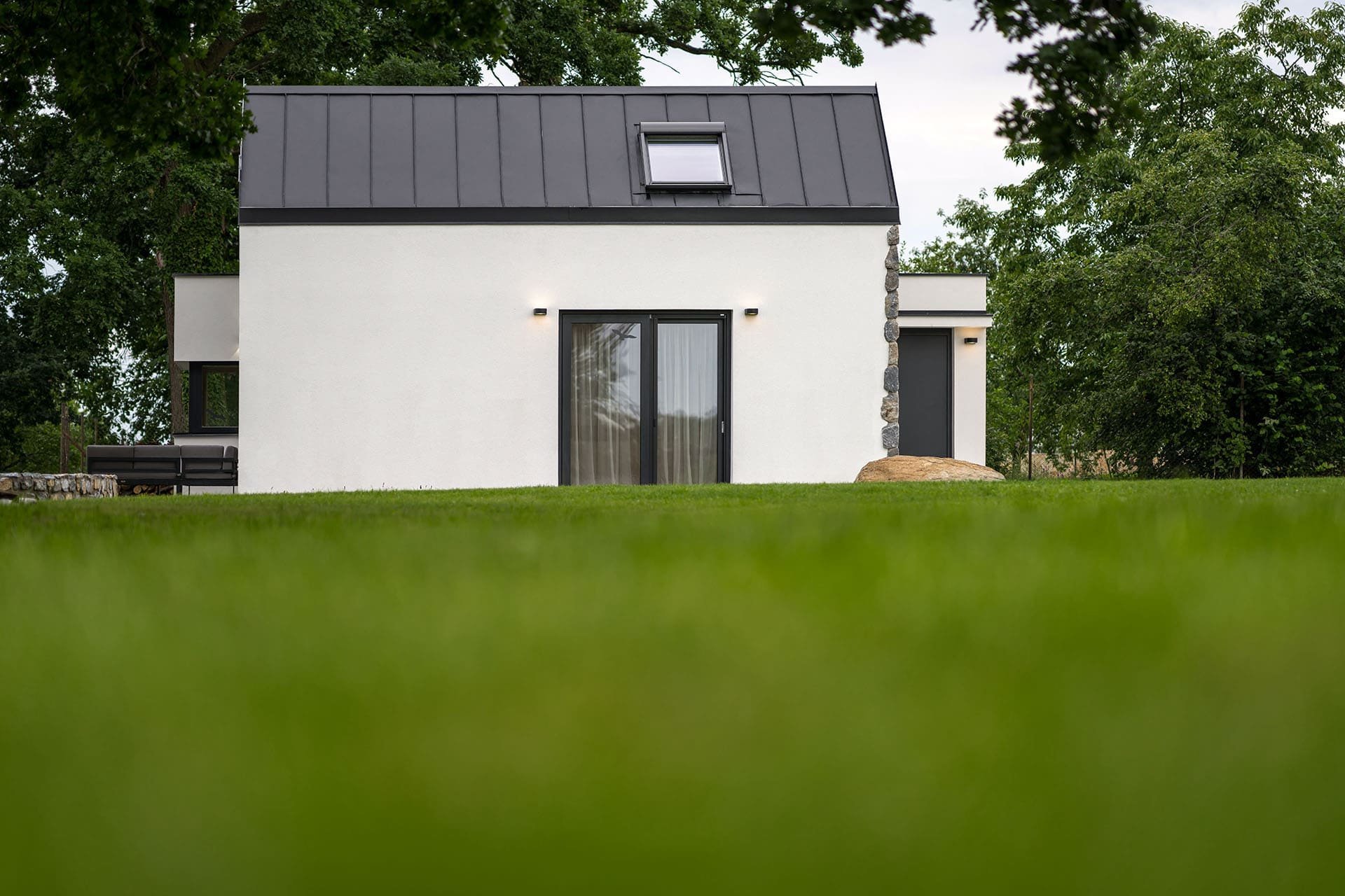 Dům u rybníka v malé obci na jihu Čech