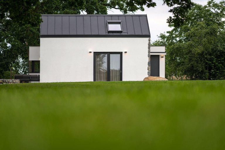 Dům u rybníka v malé obci na jihu Čech